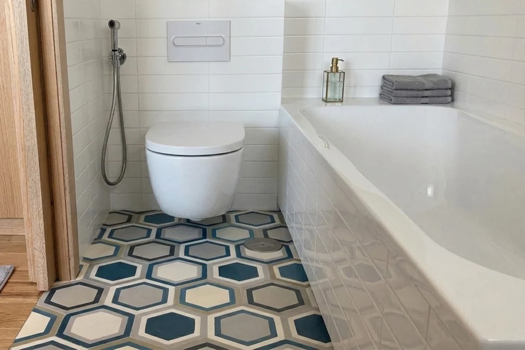 baños modernos con mosaico hidráulico