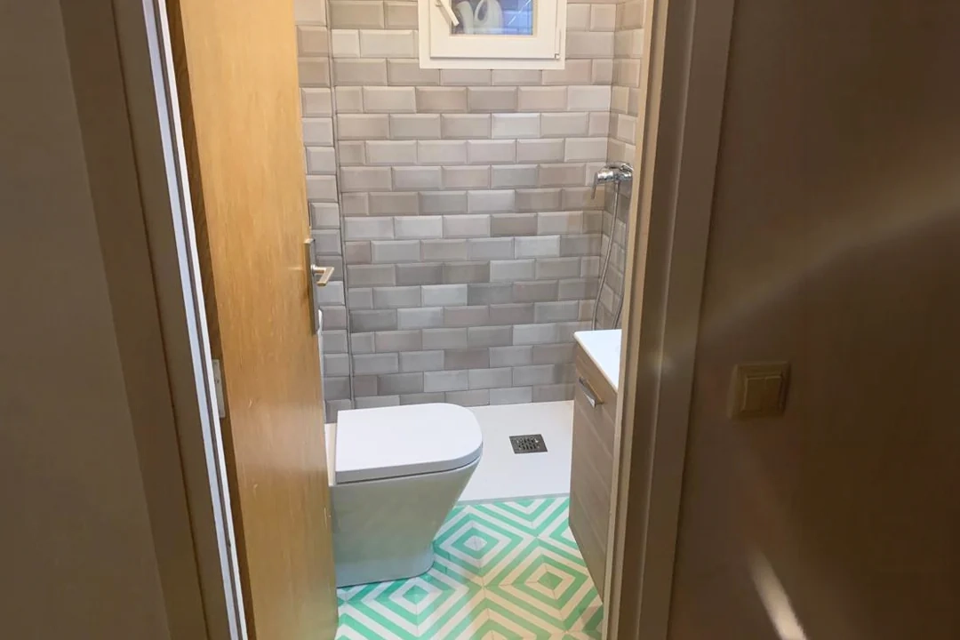 baño pequeño con suelo hidráulico