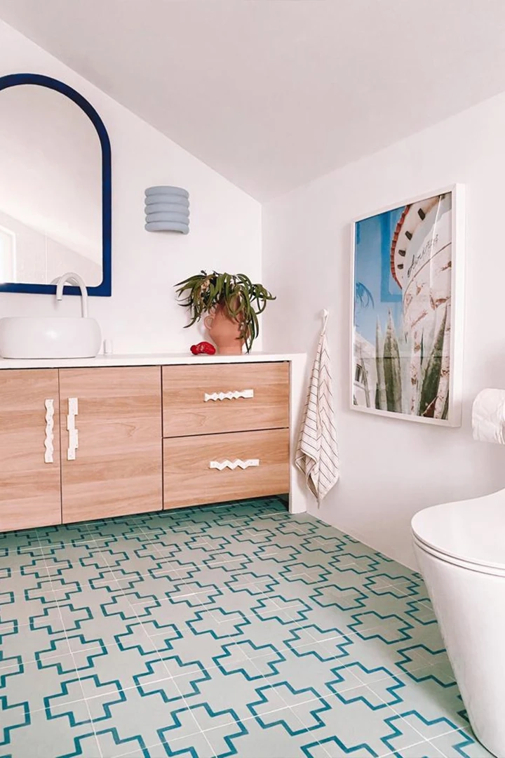 baldosa hidráulica en baño mediterráneo
