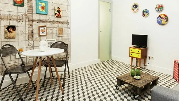 Baldosa hidráulica vintage: cómo integrarla en interiores actuales.
