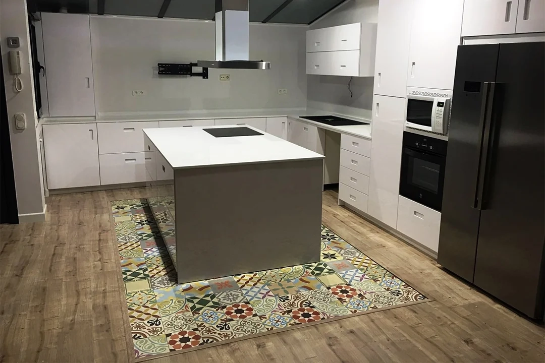 cocinas con suelos hidráulicos en casas antiguas