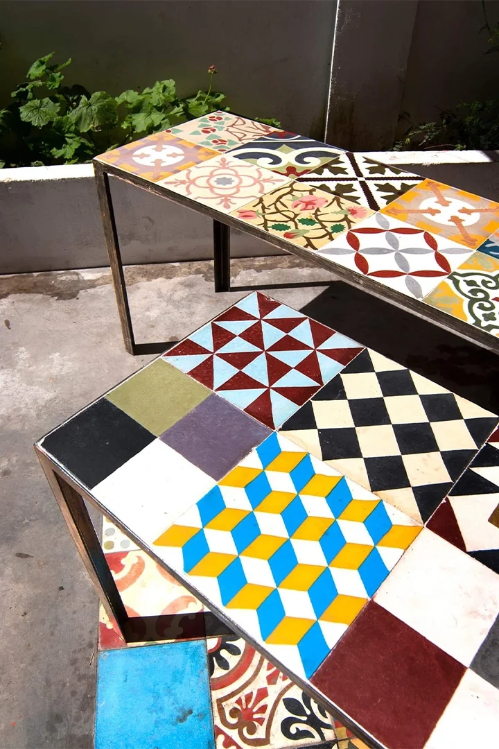 azulejo para exterior en mesa