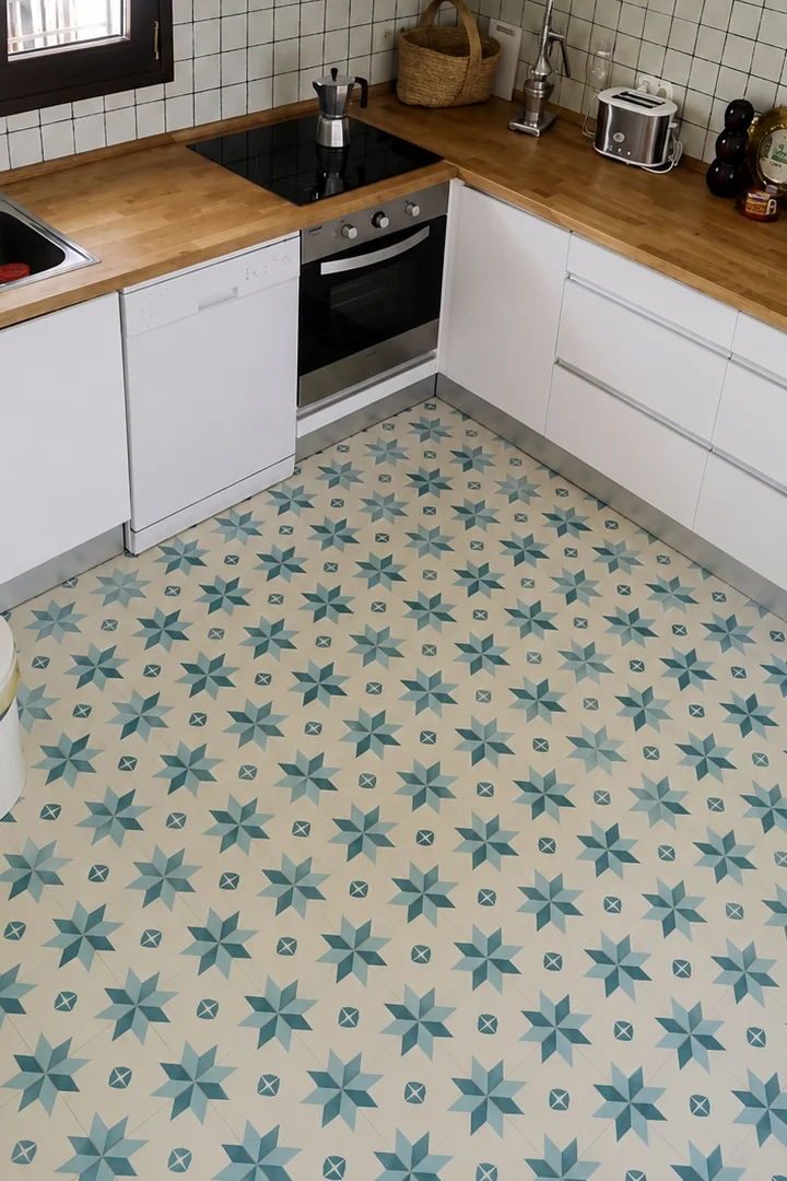 COMPARATIVA-imagen-1 Cocina luminosa con azulejos para cocina en pared blancos y suelo de baldosas hidráulicas decorativas en tonos azules y crema.