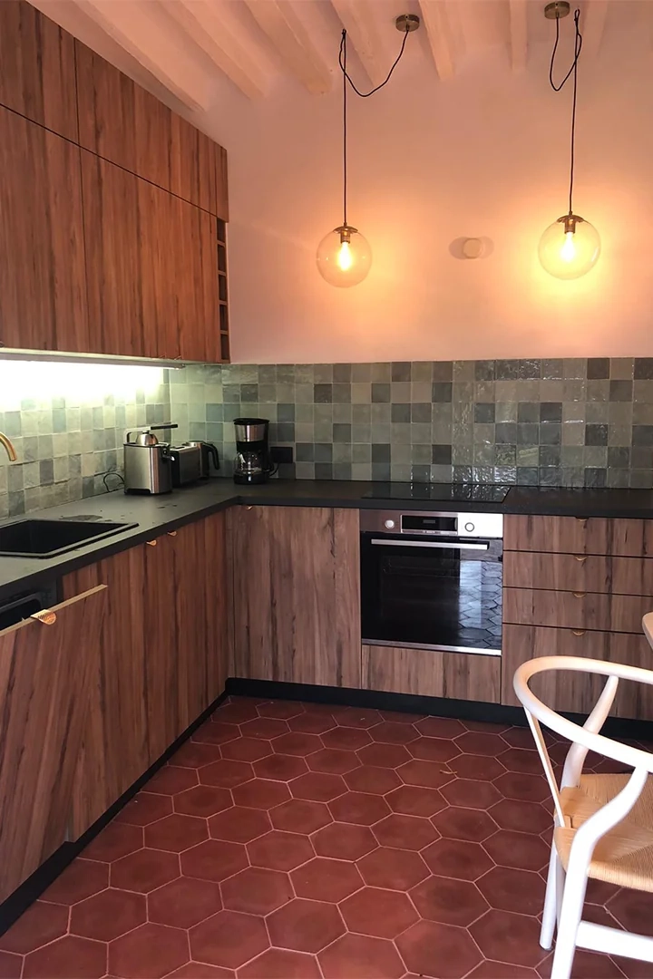 COMPARATIVA-imagen-3 Cocina moderna con azulejos para cocina en pared en tonos grises y suelo hexagonal de barro que combina funcionalidad y diseño contemporáneo.
