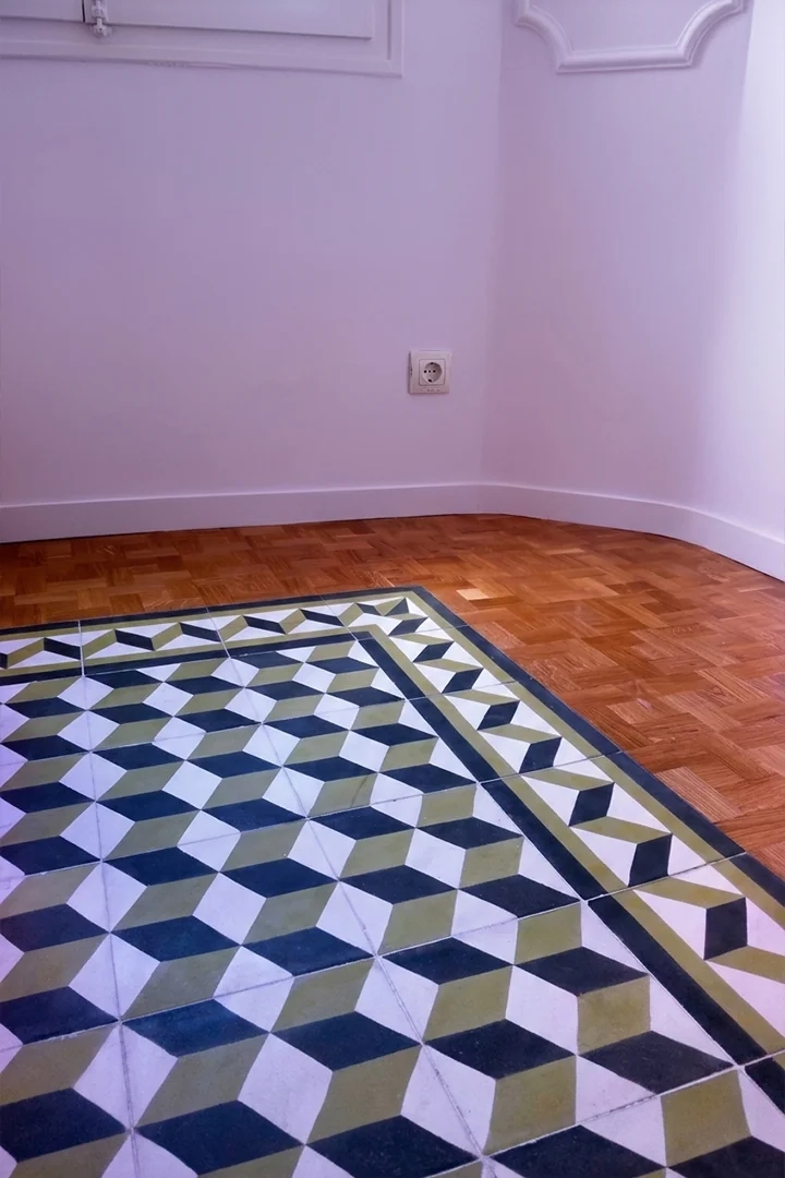 baldosas para interior geométricas integrada en un suelo de madera.