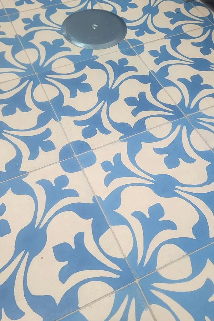 1705304094341 Baldosas hidráulicas azules en suelo