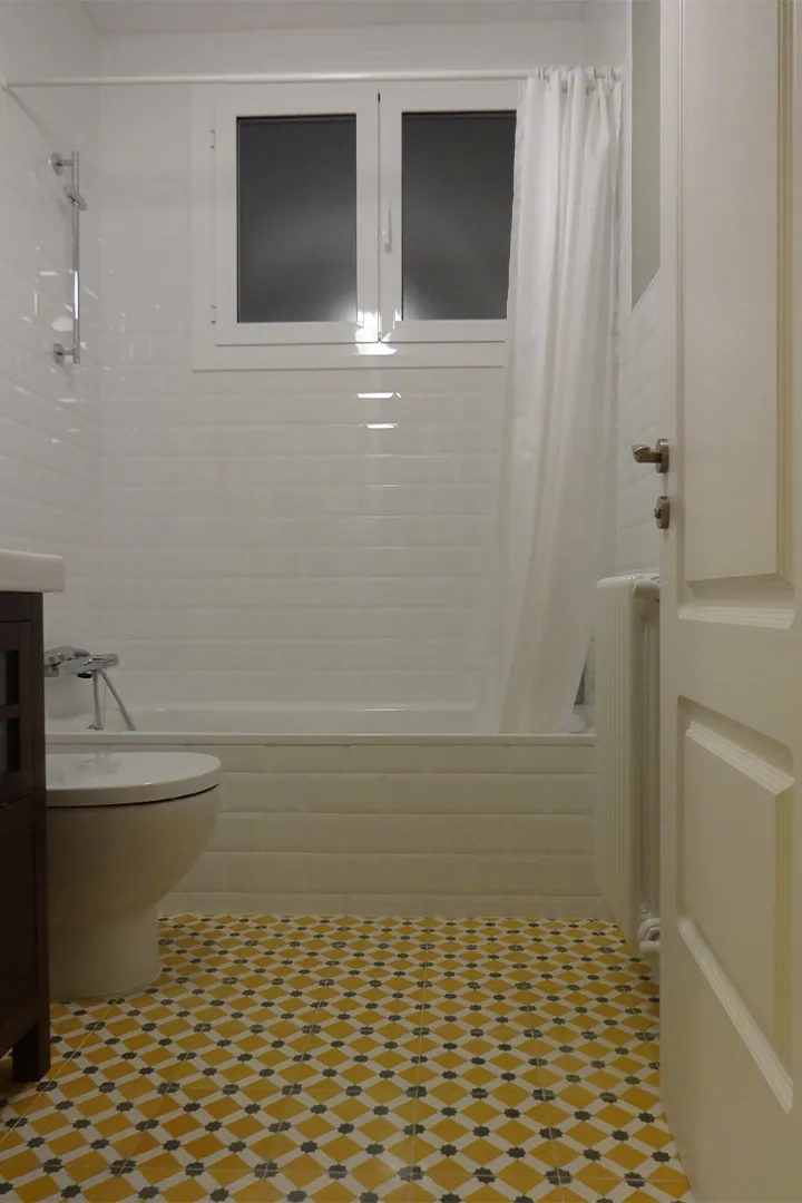 Suelo hidráulico baños (18).JPG Baldosa decorativa geométrica en suelo de baño