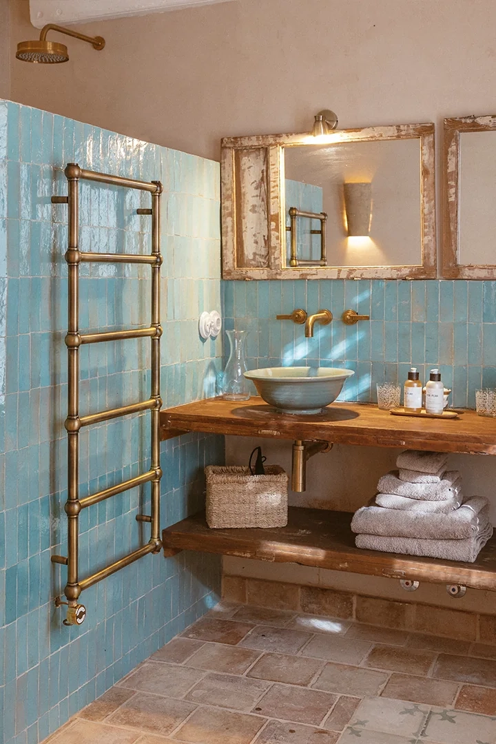 Revestimiento de zellige azul artesanal en paredes de baño