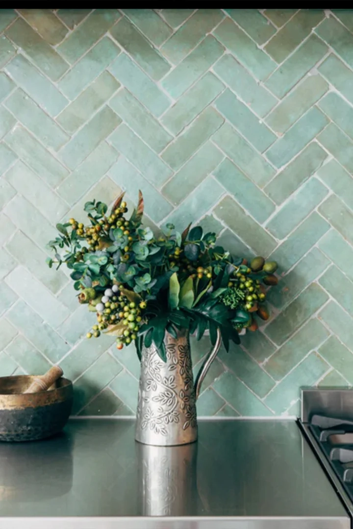 Bejmat verde agua colocado en espiga en pared de cocina